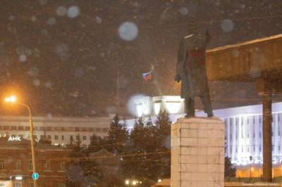 Полицейские пришли к депутату гордумы из-за надписи на памятнике Ленину