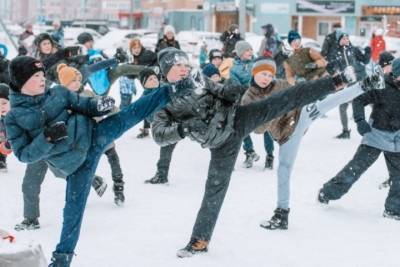 В Иванове тренировка на открытом воздухе собрала около 50 любителей каратэ