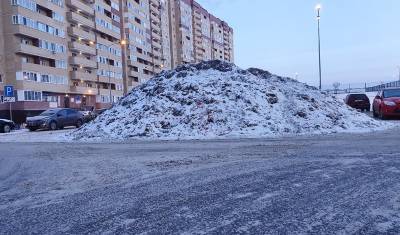 В Тюмени жильцы района Тарманы жалуются на огромные кучи снега
