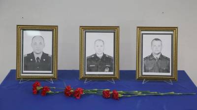 На месте пожара в Красноярске установили мемориал с фото погибших спасателей