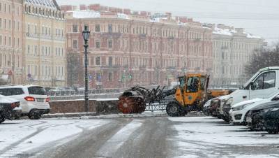 Более 1 тыс. уборочных машин расчищают улицы Петербурга после снегопада