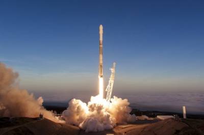 С космодрома во Флориде запустили ракету Falcon со спутниками Starlink