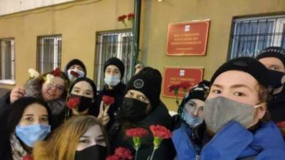 У суда в Новосибирске возложили цветы после приговора Навальному