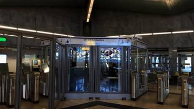 Пассажиры вновь могут заплатить за проезд в метро Петербурга в кассе по карте