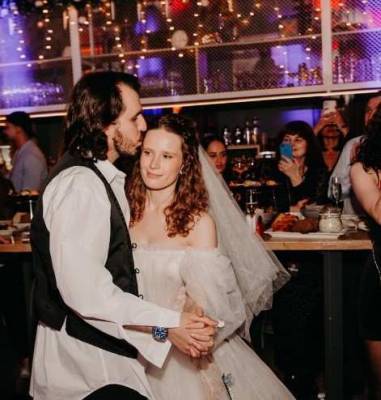 «Я пришла в себя»: Певица Монеточка устроила пышную свадьбу в ресторане Москвы