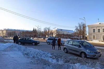 ДТП с двумя легковыми машинами произошло в центре Пскова