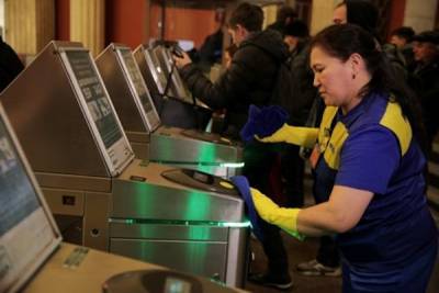 В метро Петербурга восстановили приём банковских карт в кассах