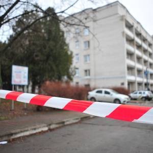 Фоторепортаж: криминалисты обследуют территорию запорожской больницы, где произошел пожар