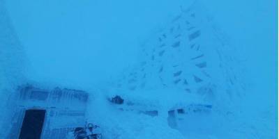 В Карпатах резко усилился ветер: горы заносит снегом, видимость упала