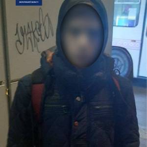 В Запорожье двое подростков украли у мужчины банковскую карту и пытались расплатиться в супермаркете. Фото