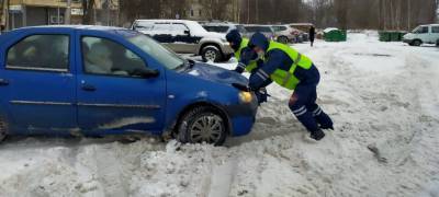 Как инспекторы спасали автомобилистов на заваленных снегом улицах Петрозаводска (ФОТО)