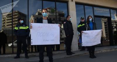 "Такого закона нет" - у здания МВД Грузии протестуют против штрафов за неношение масок