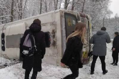 Полиция задержала водителя автобуса, перевернувшегося в Курортном районе Петербурга
