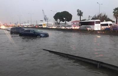 Наводнение в Измире: затоплены более полутора тысяч домов, есть жертвы