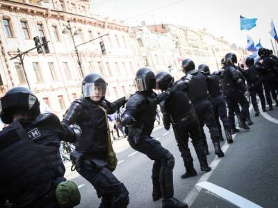 На фоне протестных акций в Петербурге предложили учредить День силовика