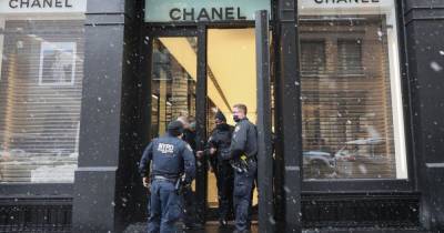 Жертвы моды: в Нью-Йорке налетчики ограбили магазин Chanel и украли сумок на 165 тысяч долларов
