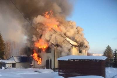 В МЧС назвали причину возгорания дома многодетной семьи в Выльгорте