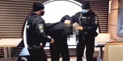 Мужчина, угрожавший взорвать McDonald’s в Одессе, пытался перерезать себе горло во время суда — СМИ