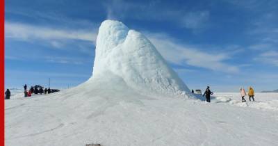 В степи Казахстана вырос огромный ледяной вулкан