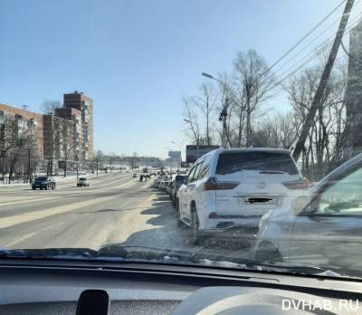 В Хабаровске места в очереди на автозаправку продают за ₽1000 из-за дефицита бензина