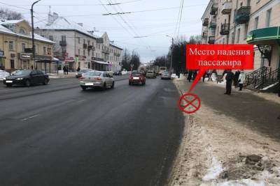В Костроме произошло казусное ДТП — из автобуса на ходу выпала девушка