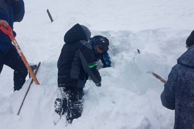 Российский школьник выкопал снежный тоннель и оказался в ловушке