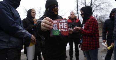 "Поздравляю, вы закрыты", - активисты "Нацкорпуса" устроили акцию возле здания ZIK - focus.ua - Киев