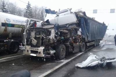 В Смоленской области на 296 км трассе М-1 столкнулись две фуры, есть пострадавший
