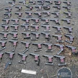 В Мариуполе выявили масштабный тайник с боеприпасами. Фото