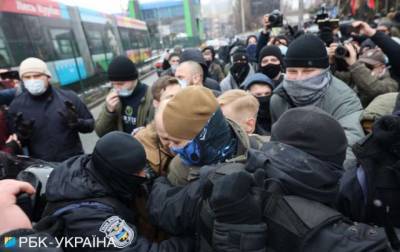 В Киеве под зданием телеканала «НАШ» протестующие подрались с полицией (ФОТО)