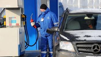Цена за литр бензина достигла 100 рублей