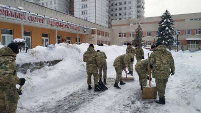 Не остались в стороне. В Гродно военнослужащие помогают справляться с последствиями сильного снегопада