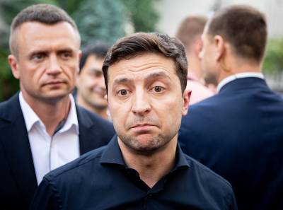 Зеленскому предрекли отставку из-за скандала с телеканалами