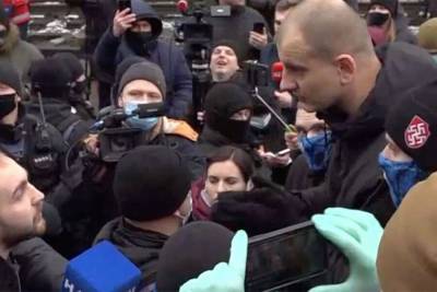 В Киеве националисты попытались штурмовать здание телеканала "НАШ"