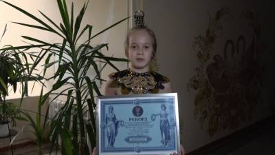 Юный украинский гимнаст готовится к рекорду Гиннеса в висе на волосах.