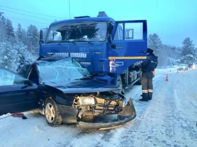 На Урале легковушка врезалась в грузовик, один человек погиб