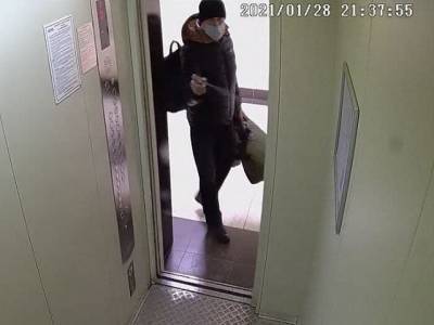 В Челябинске ищут мужчину, который распыляет удушающий газ в лифтах