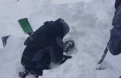 На Камчатке спасли школьника из обрушившегося снежного тоннеля