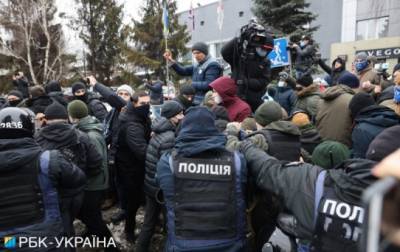 Возле телеканала «НАШ» произошли стычки митингующих с полицией