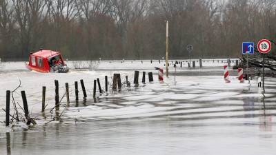 Населенные пункты превращаются в острова: запад Германии страдает от сильных наводнений