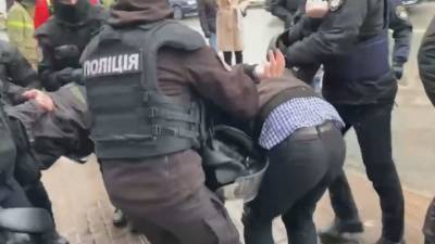 Украинские радикалы пошли на штурм оппозиционного телеканала "Наш"