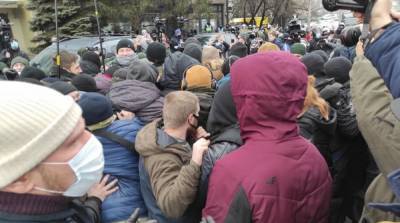 В Киеве пикетируют телеканал «НАШ», произошли стычки и задержания