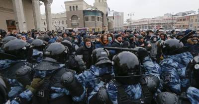 Холодные автозаки, переполненные камеры и пытки: задержанные во время российских акций жалуются на условия содержания