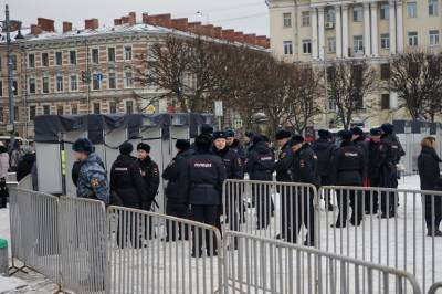 Задержанных на митинге петербуржцев везут в Волосово