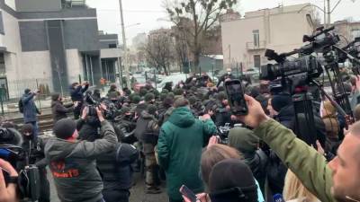 Украинские националисты попытались штурмовать здание одного из телеканалов