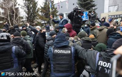 В Киеве вспыхнул протест с потасовками у телеканала «НАШ»: все подробности и кадры