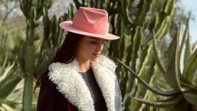 Стильная дубленка и шляпа: Анна Андрес показала трендовый образ на прогулке