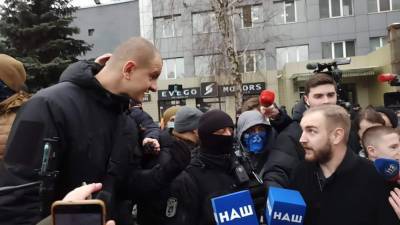 Протест возле телеканала "НАШ": Националист Евгений Карась пообещал устроить на ведущих "сафари" (ВИДЕО)