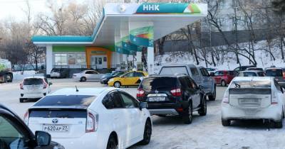 В Хабаровске дефицит бензина: продают места в очереди на АЗС и устраивают драки