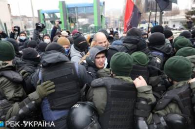 В Киеве проходят стычки с полицией: протестующие требуют закрыть еще один телеканал. ВИДЕО